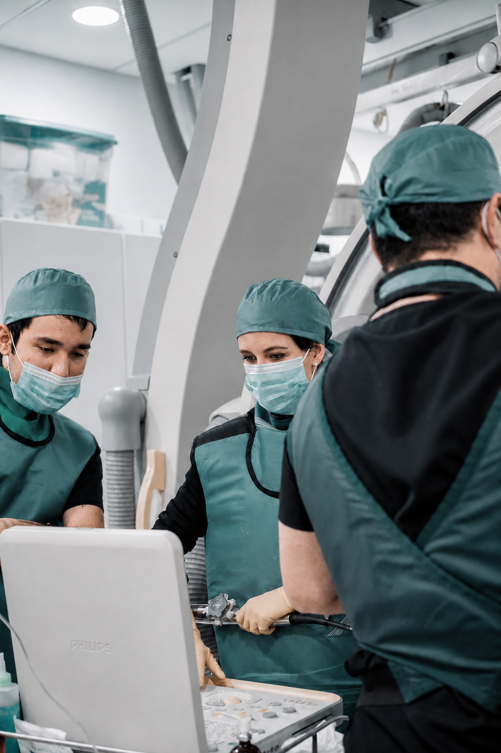 Equipo médico durante un procedimiento de ecocardiografía transesofágica